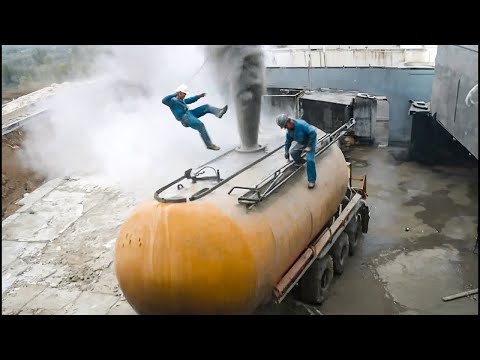 Total Idiots at Work Caught on Camera – Epic Job Fails!